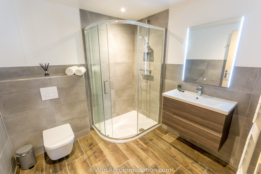 Appartement Marguerite Samoëns - Une salle de bain familiale spacieuse avec douche
