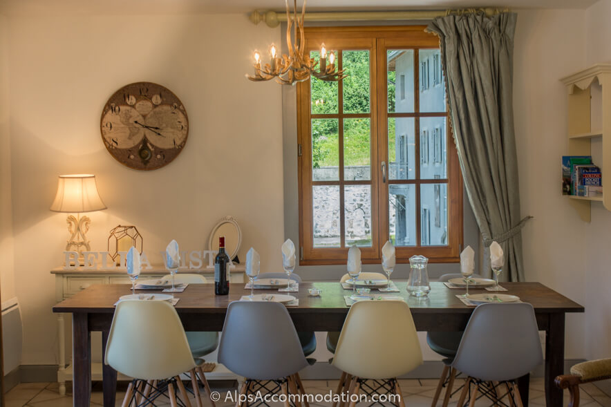 Le Bella Vista Sixt-Fer-à-Cheval - Magnifique salle à manger pouvant accueillir confortablement jusqu'à 8 personnes et offrant une vue sur la célèbre abbaye