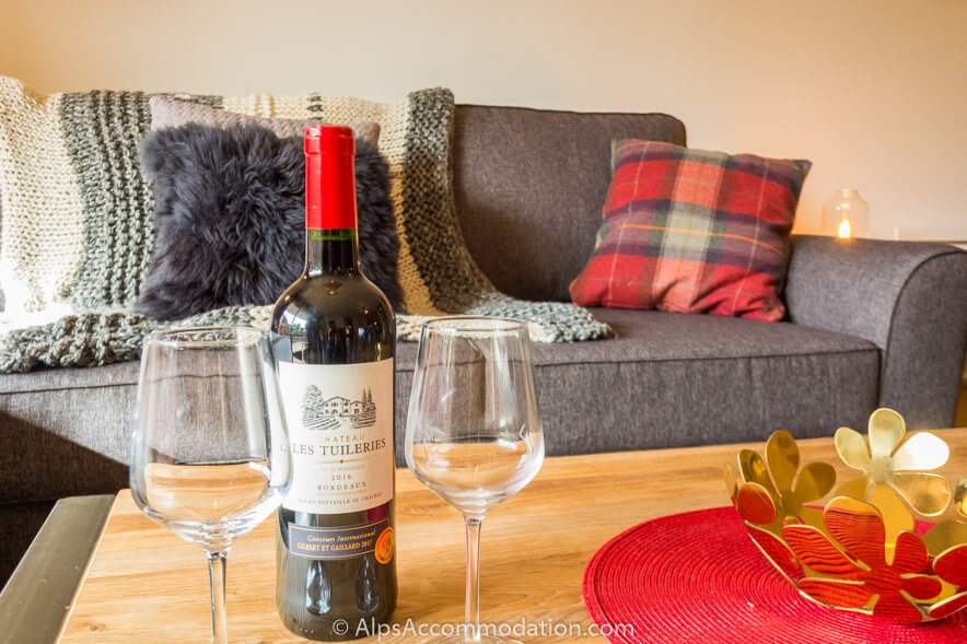 Appartement Bel Air Samoëns - Détendez-vous sur le canapé après une journée chargée sur les pistes et dégustez un verre de vin