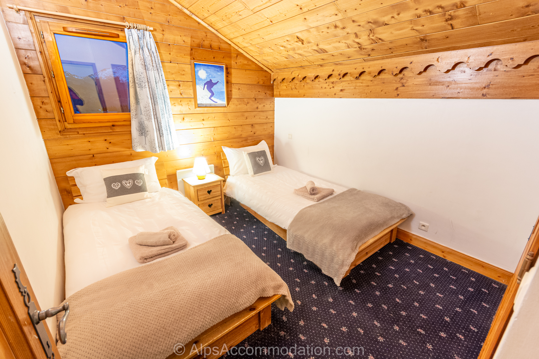 Chalet Alpage Morillon 1100 - Chambre à deux lits au niveau supérieur avec grand rangement intégré