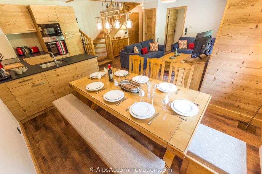 Appartement CH8 Morillon - L'impressionnante table à manger peut accueillir jusqu'à 10 personnes dans un confort total