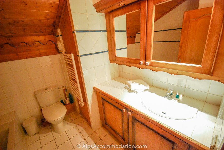 Chalet Alpage Morillon 1100 - Grande salle de bain familiale à l'étage avec baignoire et douche intégrée