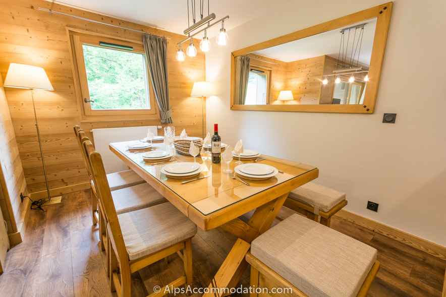 Appartement CH8 Morillon - Superbe table à manger en bois massif pouvant accueillir confortablement 10 personnes