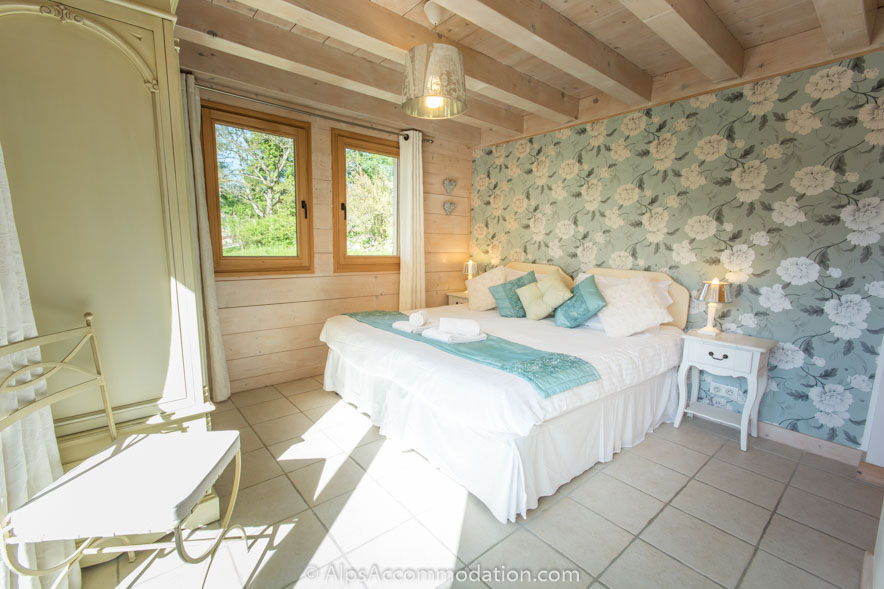 Chalet Falcon Samoëns - Superbe chambre ensuite avec lit super king size et balcon privé ensoleillé