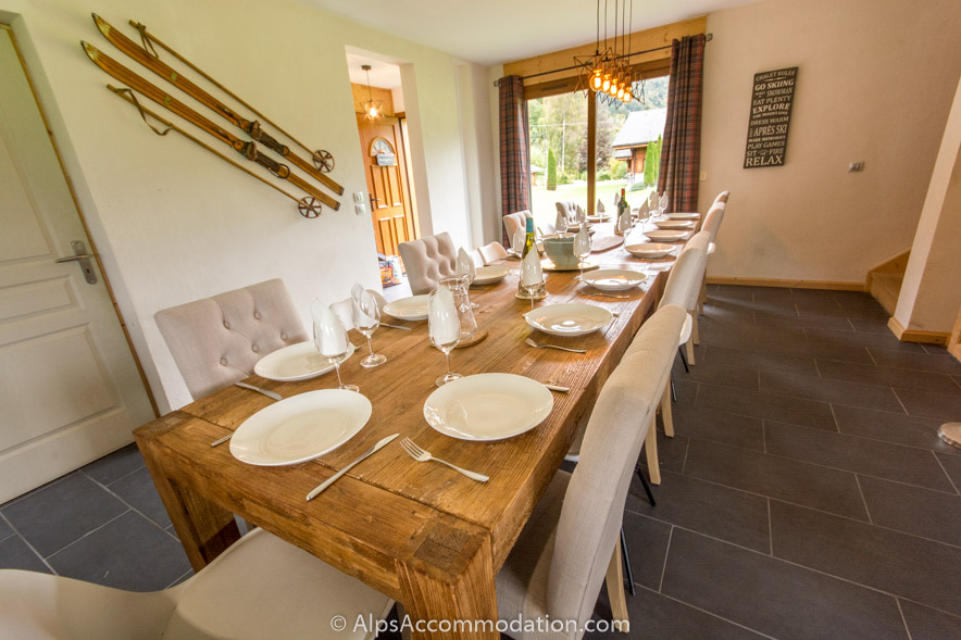 Chalet Jeroboam Samoëns - Belle table à manger rustique pouvant accueillir confortablement jusqu'à 8 personnes