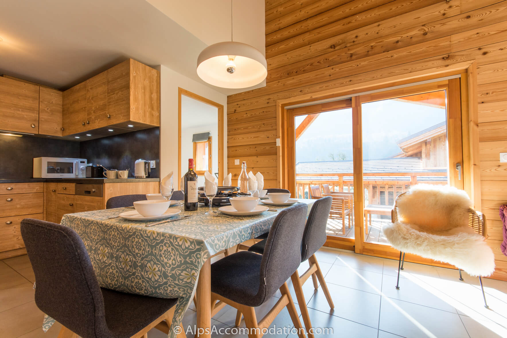 Appartement La Bottière Samoëns - La table à manger peut accueillir jusqu'à 8 personnes confortablement