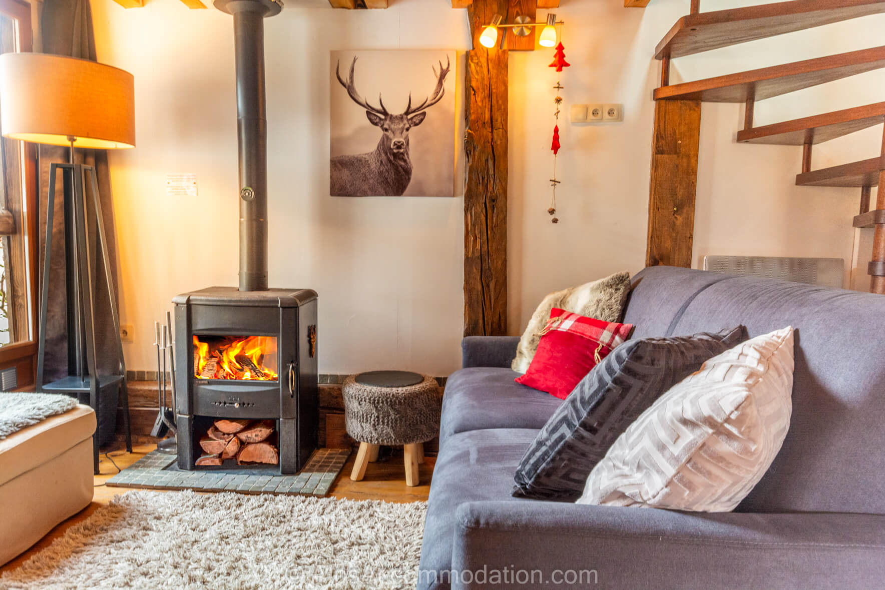 Le Mazot Samoëns - Coin séjour cosy avec canapé confortable et poêle à bois