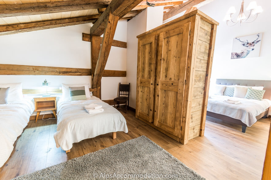 Chalet Skean-Dhu Samoëns - La chambre familiale avec salle de bains privative comprend un luxueux lit king size et deux lits simples