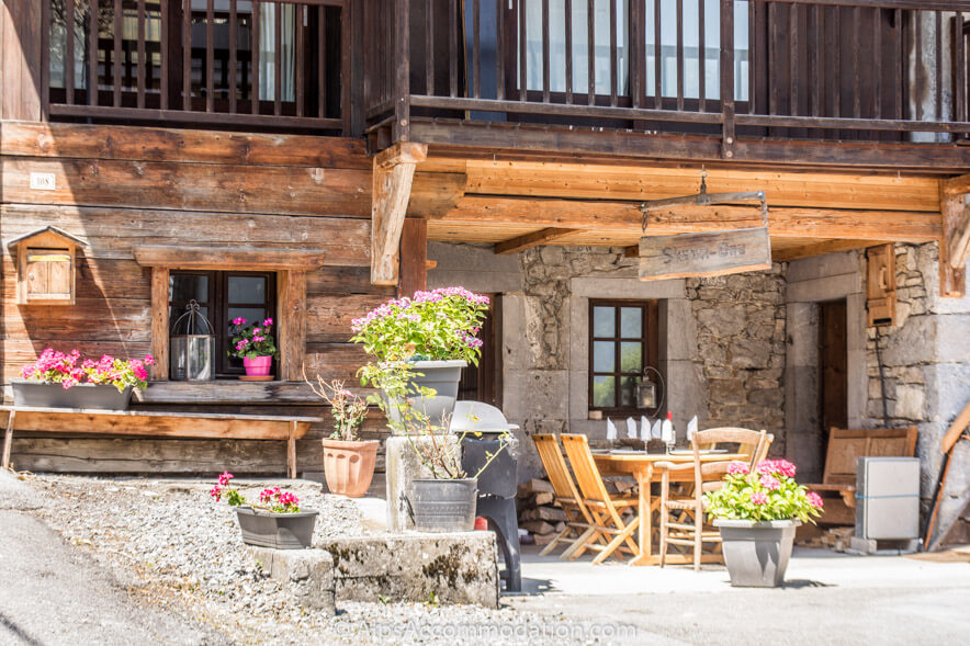 Chalet Skean-Dhu Samoëns - Un espace terrasse avec table, chaises et BBQ est à votre disposition et parfait pour les soirées de printemps et d'été
