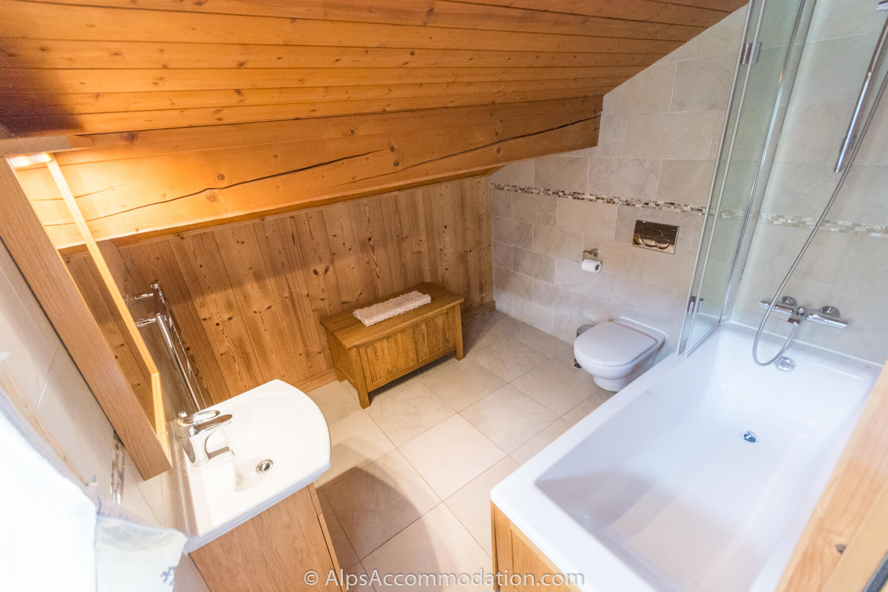Chalet Étoile Morillon - Salle de bain attenante de la chambre twin du niveau supérieur avec baignoire et douche