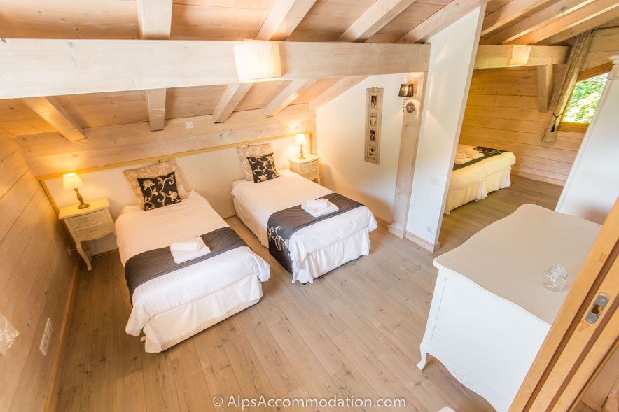 Chalet Falcon Samoëns - La spacieuse suite familiale de 2 chambres à l'étage supérieur comprend un lit super king size et des lits jumeaux