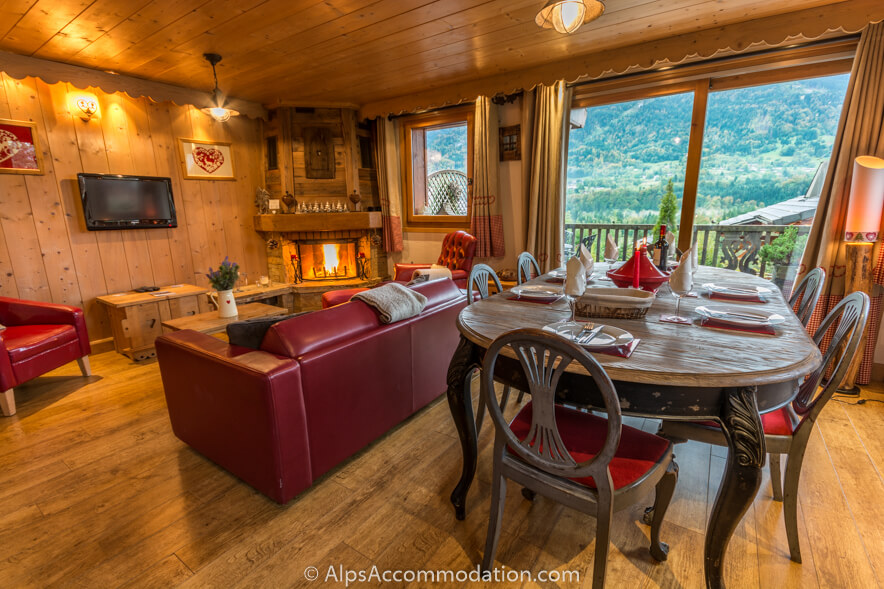 Appartement Biollet Samoëns - Salon et salle à manger décloisonnés avec cheminée et vue imprenable sur les pistes du domaine skiable du Grand Massif