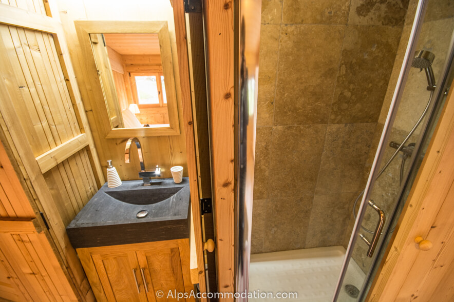 Appartement Bois de Lune 3 Samoëns - Le lavabo et la douche encastrés de la deuxième chambre double