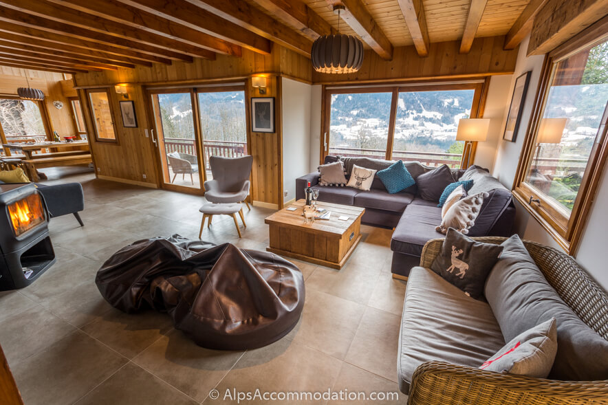 Chalet Marguerite Samoëns - Le salon spacieux se prolonge sur un balcon ensoleillé