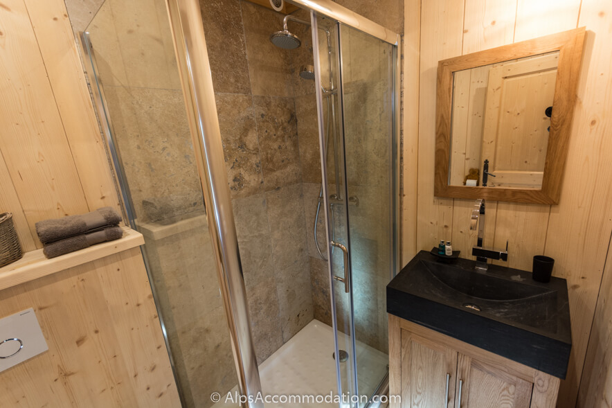 Appartement Bois de Lune 2 Samoëns - La chambre principale salle de bain attenante avec grande douche