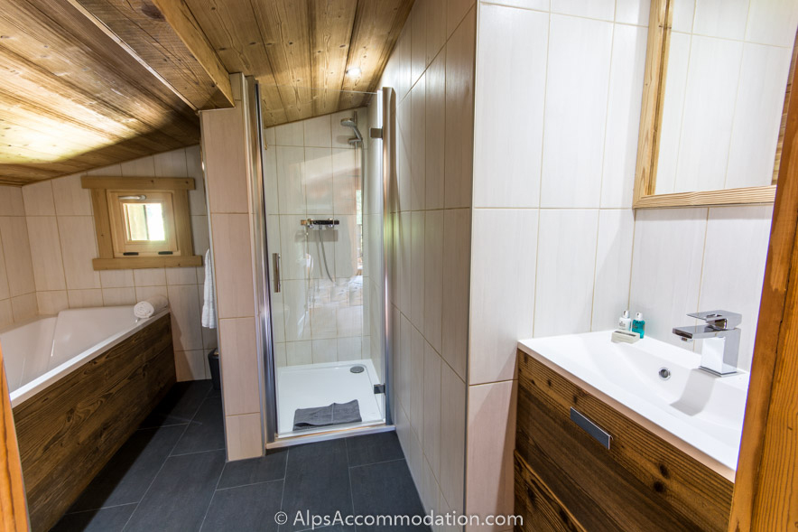 Chalet Toubkal Samoëns - Superbe salle de bain attenante comprenant un bain relaxant et une douche séparée