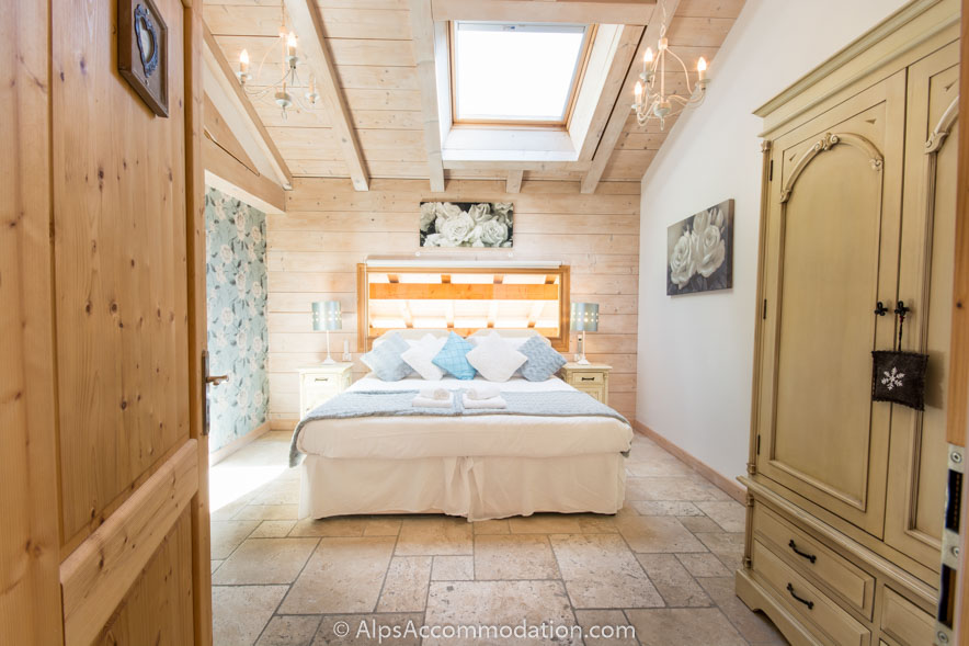 Chalet Falcon Samoëns - La suite familiale lumineuse et spacieuse avec lit super king size et lits superposés dans la chambre attenante