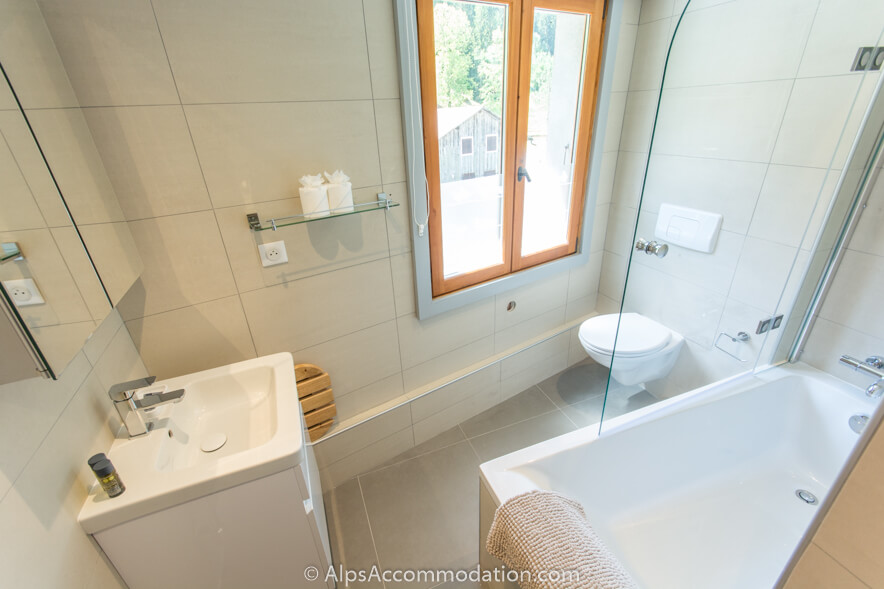 Le Bella Vista Sixt-Fer-à-Cheval - La salle de bain familiale contemporaine avec bain et douche intégrée