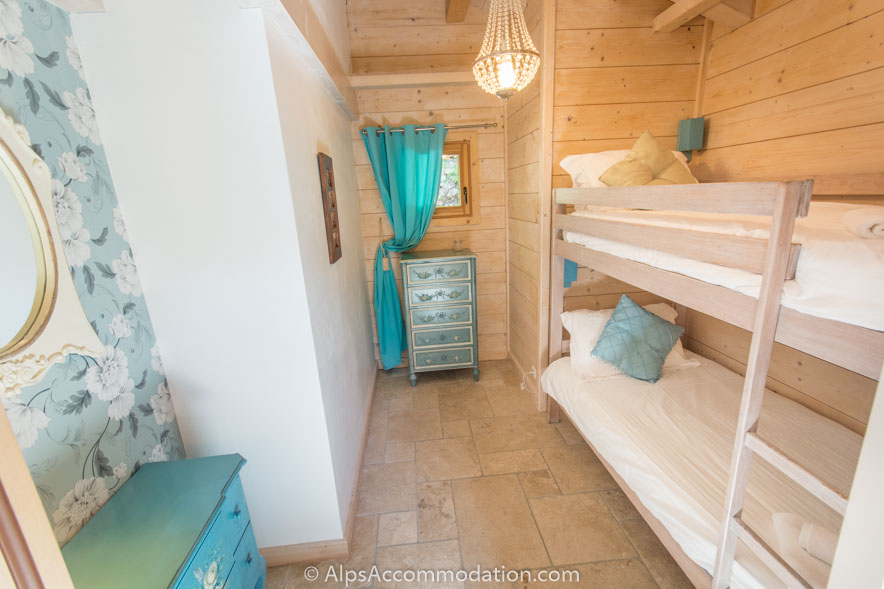 Chalet Falcon Samoëns - La chambre confortable avec lits superposés de la famille ensuite, avec salle de bain partagée ensuite