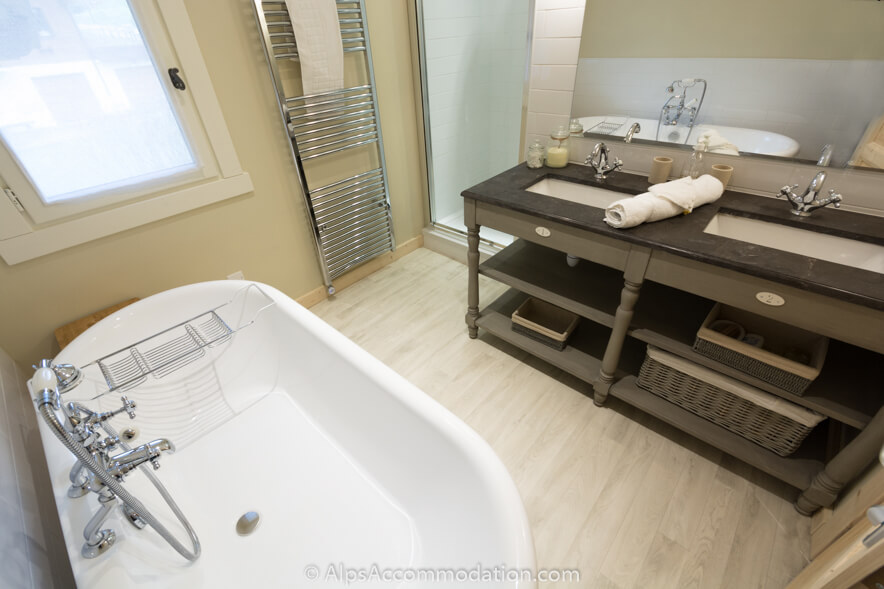 Chalet Gentiane Bleue Samoëns - Luxueuse salle de bain de la chambre principale avec baignoire sur pieds