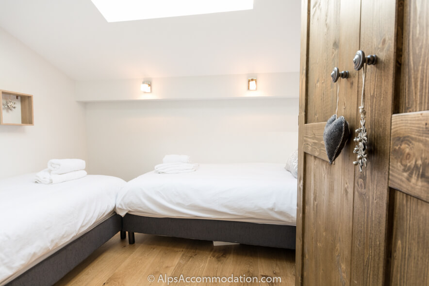 Appartement Les Niveoles A12 Morillon - Chambre double avec placard offrant un grand rangement
