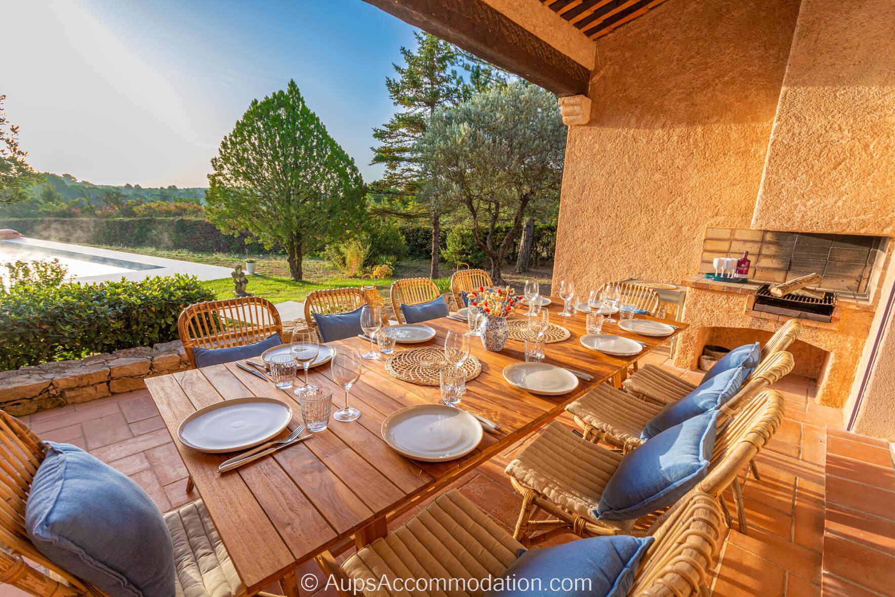 Le Mas Aups - La terrasse principale couverte avec barbecue menant de la cuisine, donnant sur la piscine et les jardins