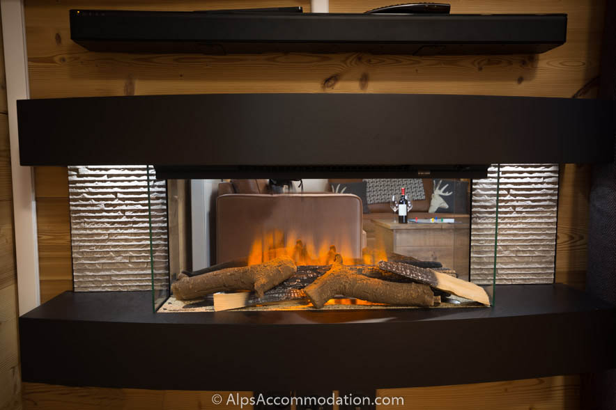 Appartement CH7 Morillon - Le feu de bois électrique télécommandé assure une ambiance cosy