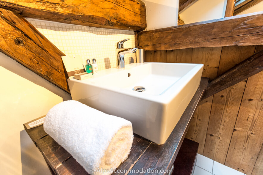 Le Mazot Samoëns - La magnifique chambre principale avec salle de bains contient de beaux bois et poutres rustiques