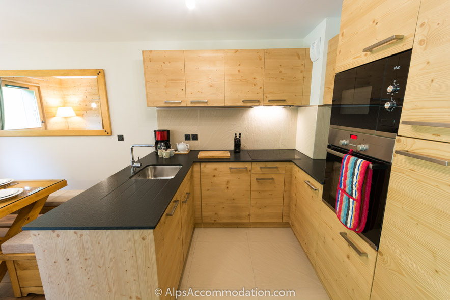 Appartement CH8 Morillon - Cuisine entièrement équipée avec lave-linge et sèche-linge séparé
