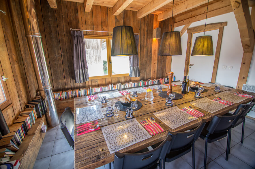 Chalet Pomet Morillon - Coin repas avec magnifique table à manger porte de grange
