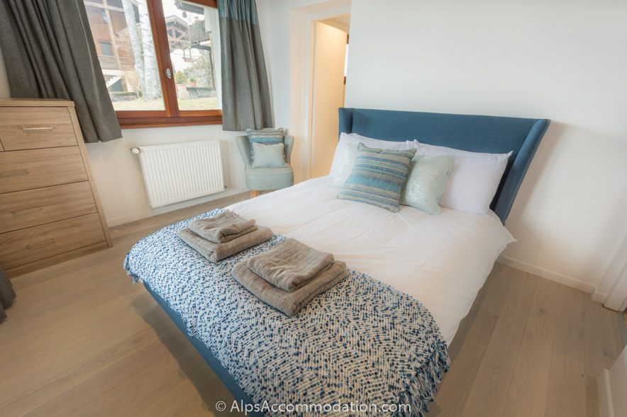 Appartement Falconnières Samoëns - Une chambre double lumineuse avec tête de lit en tissu moderne