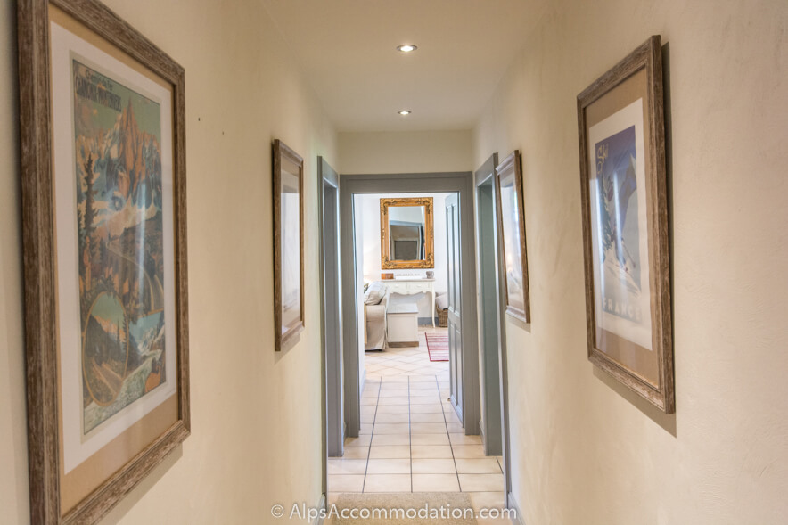 Le Bella Vista Sixt-Fer-à-Cheval - Couloir d'entrée menant au spacieux salon et salle à manger