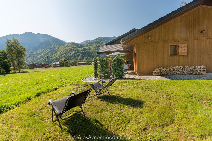 Chalet Balthazar Samoëns - Une pelouse plate offre l'endroit idéal pour profiter du soleil et admirer la vue