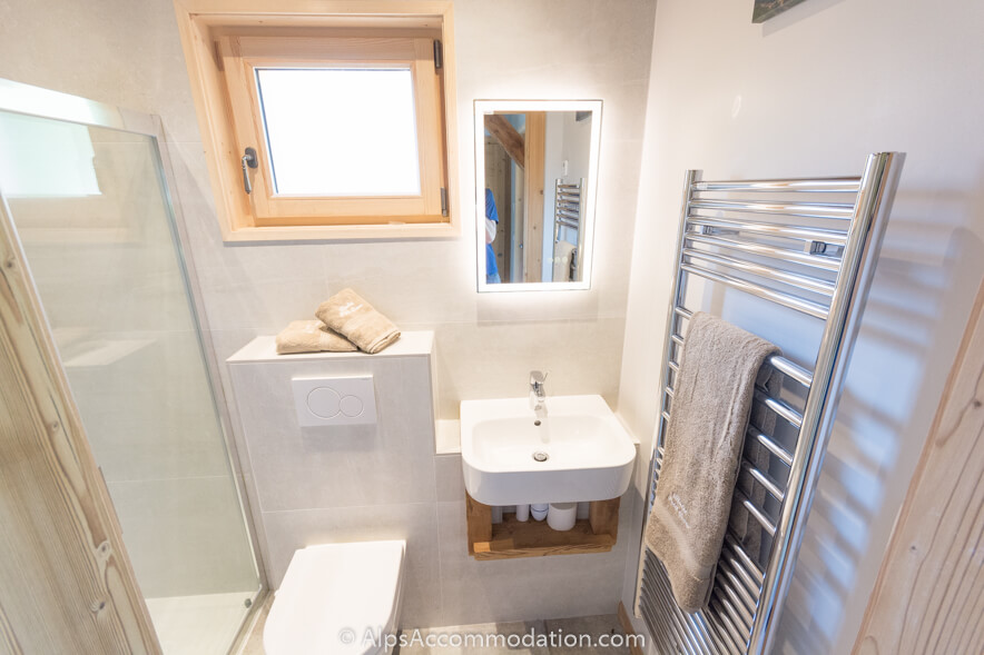 Chalet Petit Coeur Samoëns - La salle de bain familiale avec douche au niveau inférieur