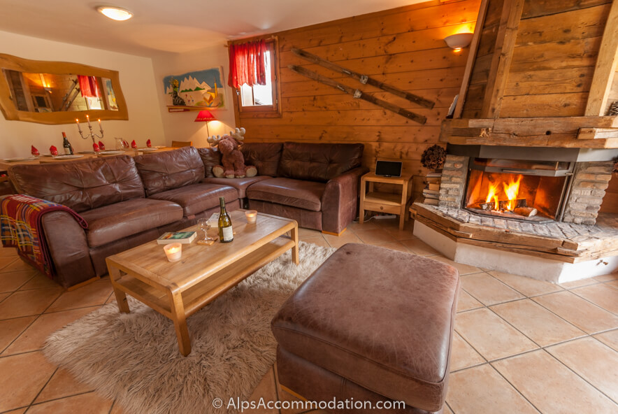 Chalet Alpage Morillon 1100 - Salon luxueux avec feu de cheminée et immense canapé en cuir confortable