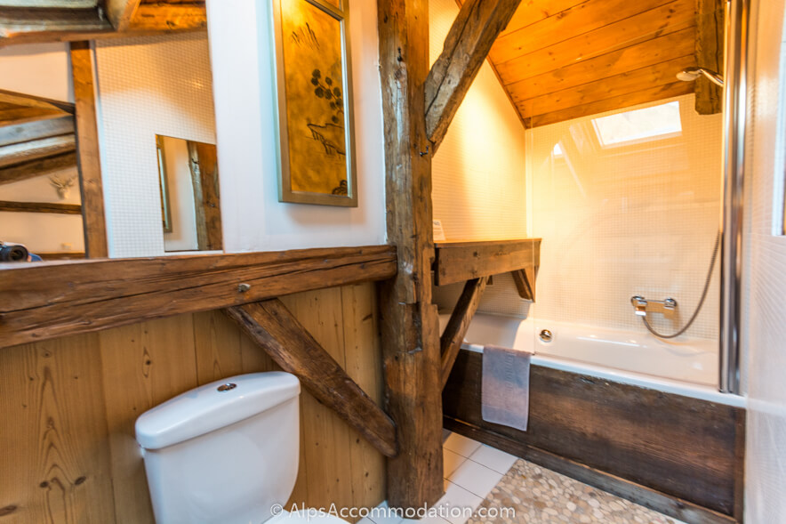 Le Mazot Samoëns - Chambre principale ensuite avec bain douche et meuble vasque avec lavabo