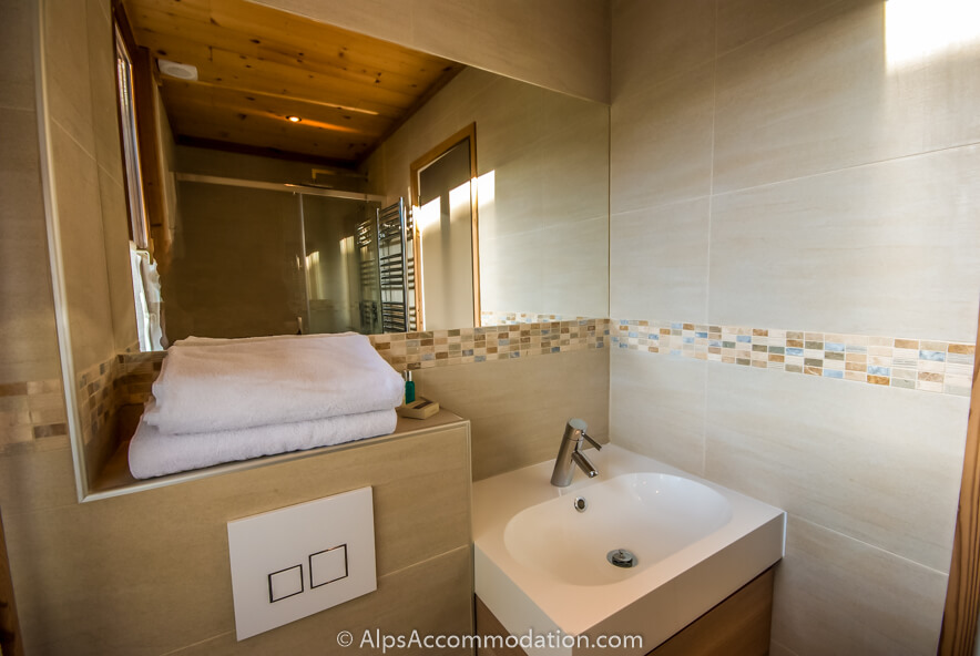 Chalet Moccand Samoëns - Salle de bain attenante avec grande douche et articles de toilette Molton Brown