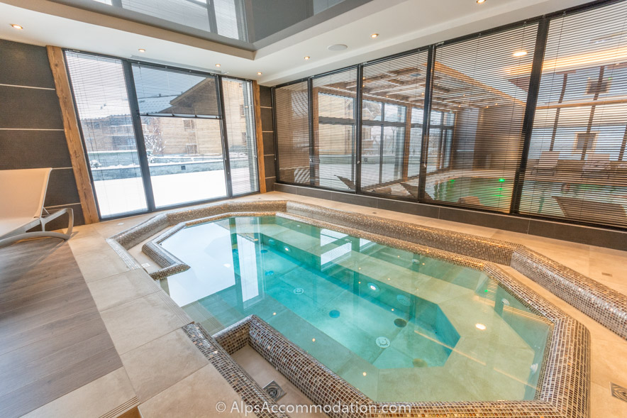 Appartement Bel Air Samoëns - L'espace bien -être comprend une piscine, un sauna, un hammam, une douche sensorielle, un bain nordique et un spa