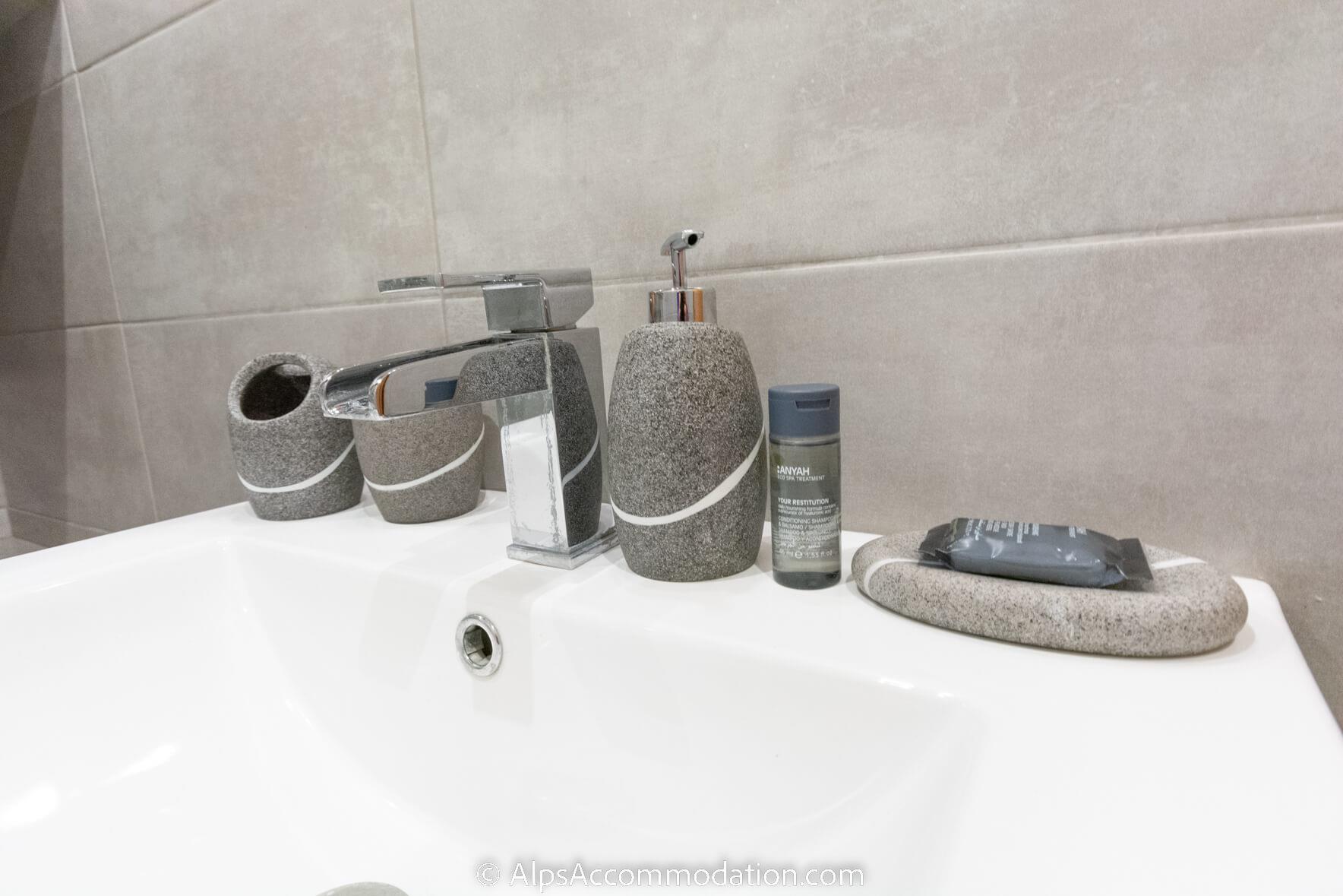 La Maison Blanche Samoëns - Des articles de toilette luxueux sont fournis dans les nombreuses salles de bains 