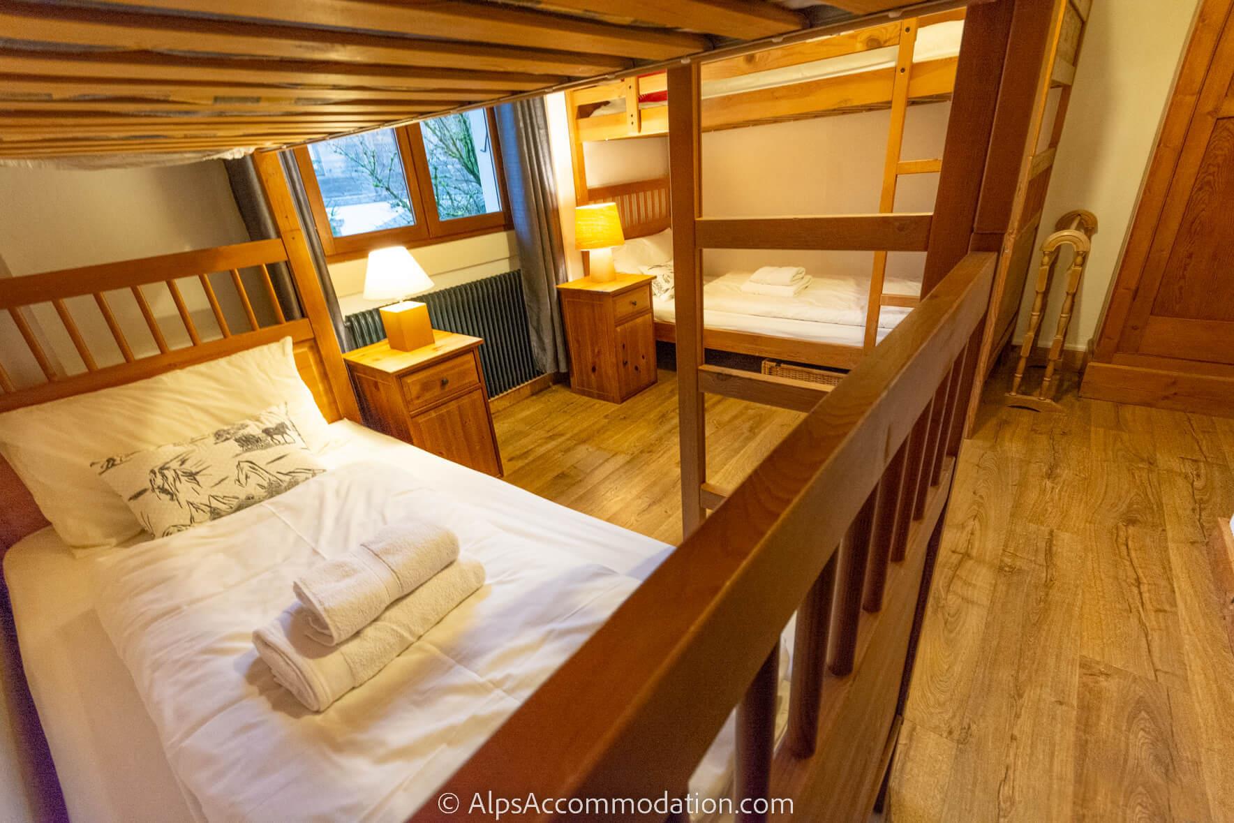 Chalet Moccand Samoëns - Chambre avec lits superposés et 2 ensembles de lits doubles