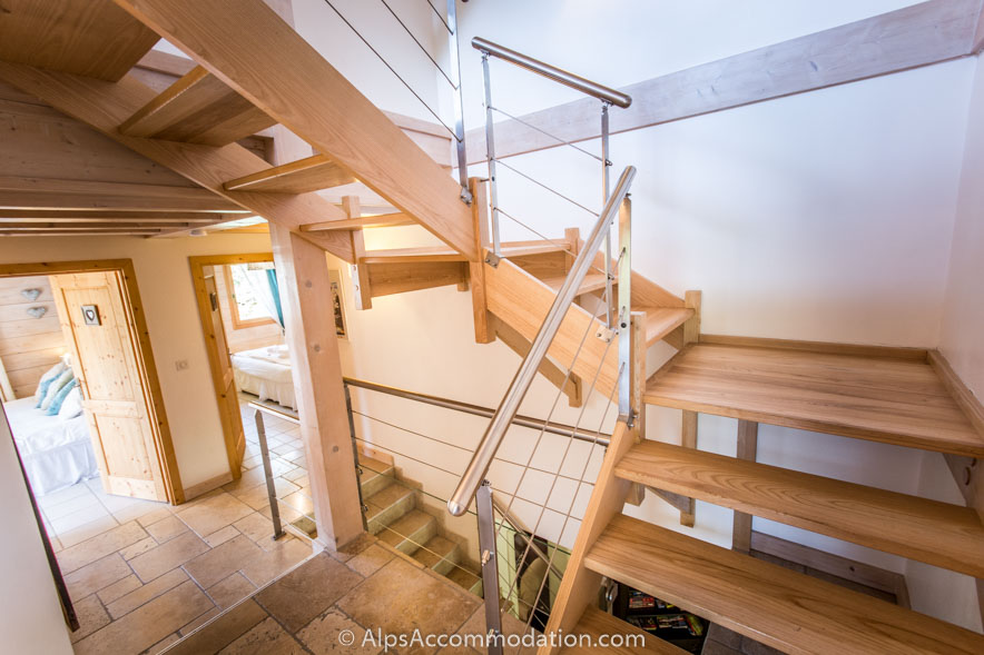 Chalet Falcon Samoëns - Un grand et impressionnant escalier mène aux quatre étages de ce chalet de luxe