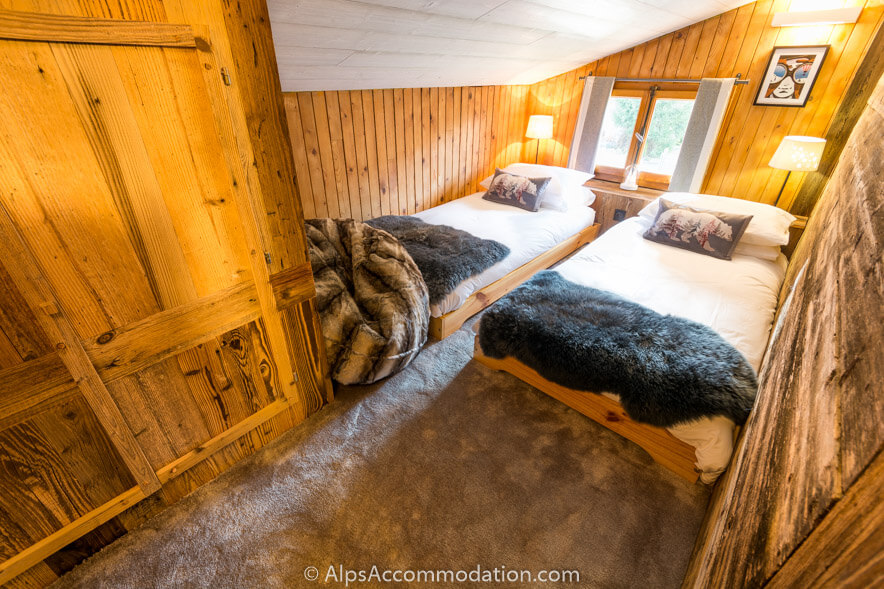 La Cabine Samoëns - La confortable chambre à deux lits de style loft avec pouf en fourrure et grand rangement intégré