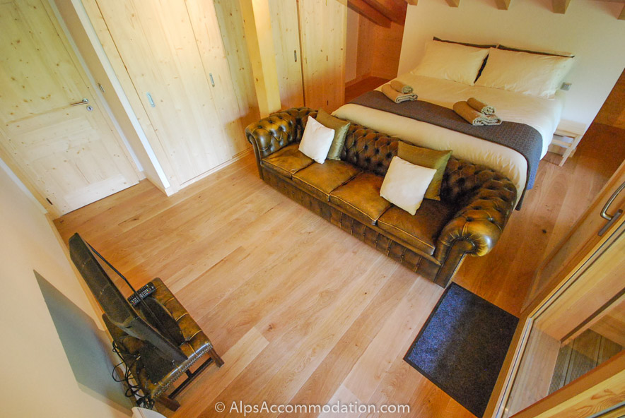 Chalet Maya Samoëns - Luxueuse chambre principale avec lit king size, canapé en cuir et balcon avec vue imprenable sur les montagnes