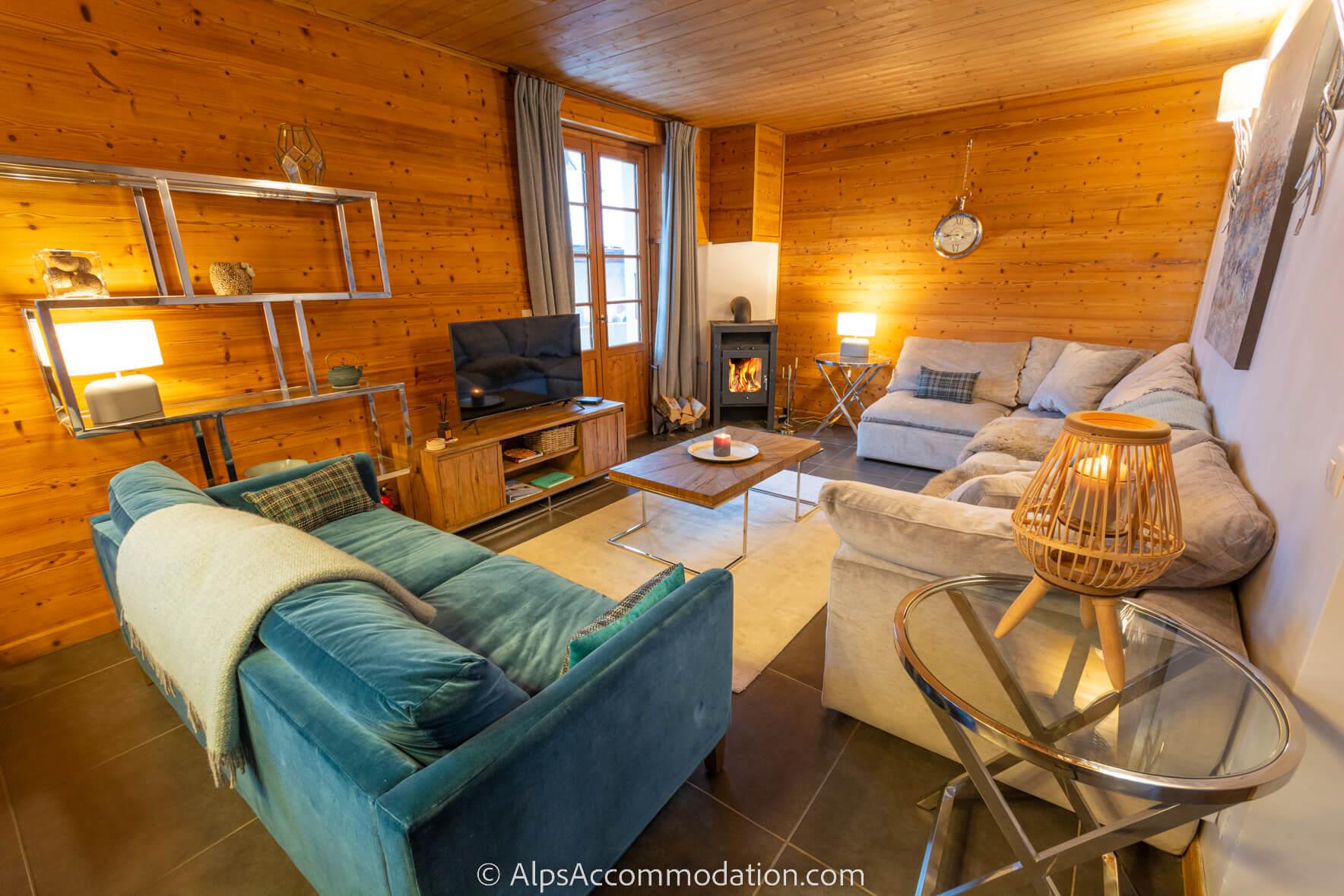 La Maison Blanche Samoëns - Salon cosy avec poêle à bois, TV et canapés profonds et confortables