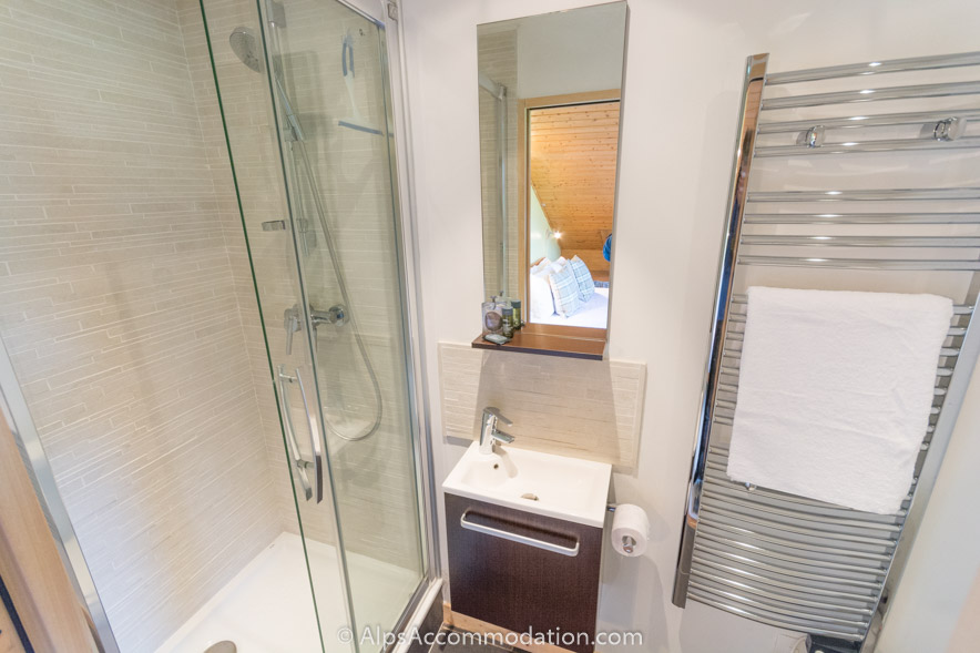 Chalet Bleu Morillon - La chambre double du niveau supérieur dispose d'une salle de bain attenante avec douche