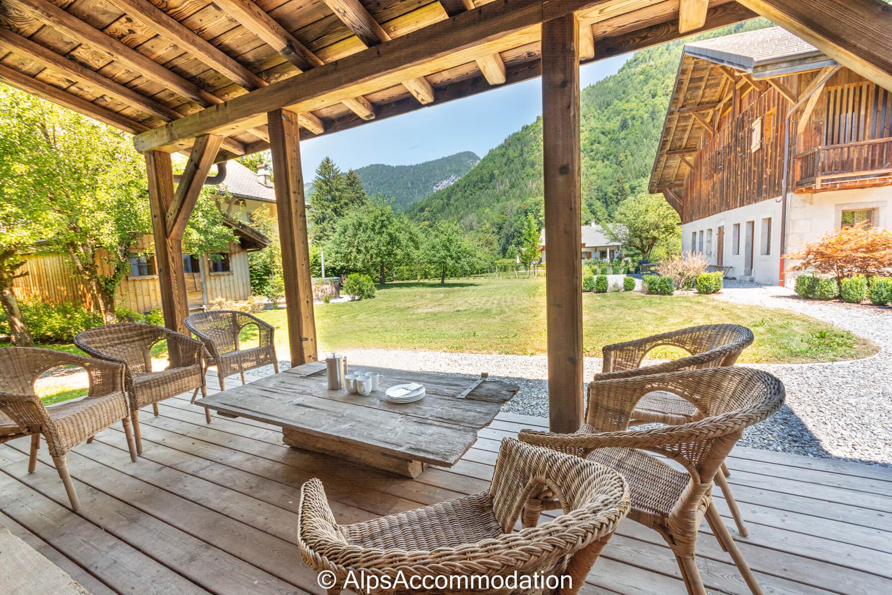 Ferme St Christophe Samoëns - Le mazot offre une terrasse ombragée donnant sur les jardins parfaite pour les chaudes journées d'été