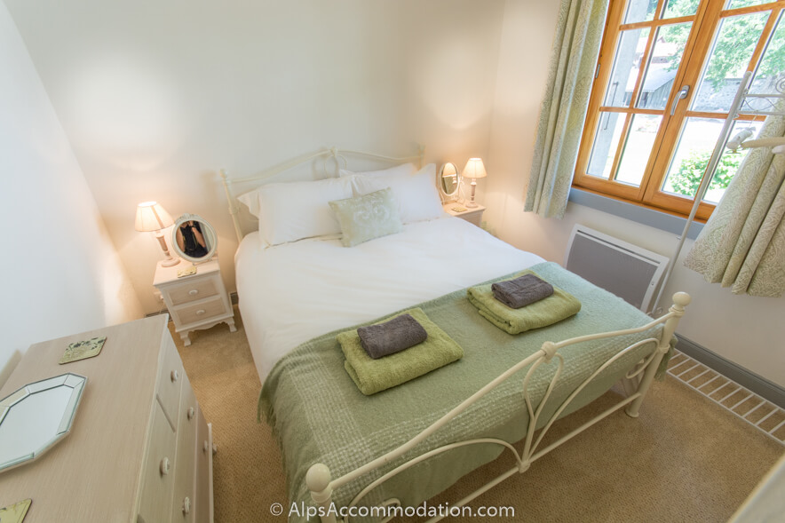 Le Bella Vista Sixt-Fer-à-Cheval - Chambre queen lumineuse et fraîche avec un lit profond et confortable