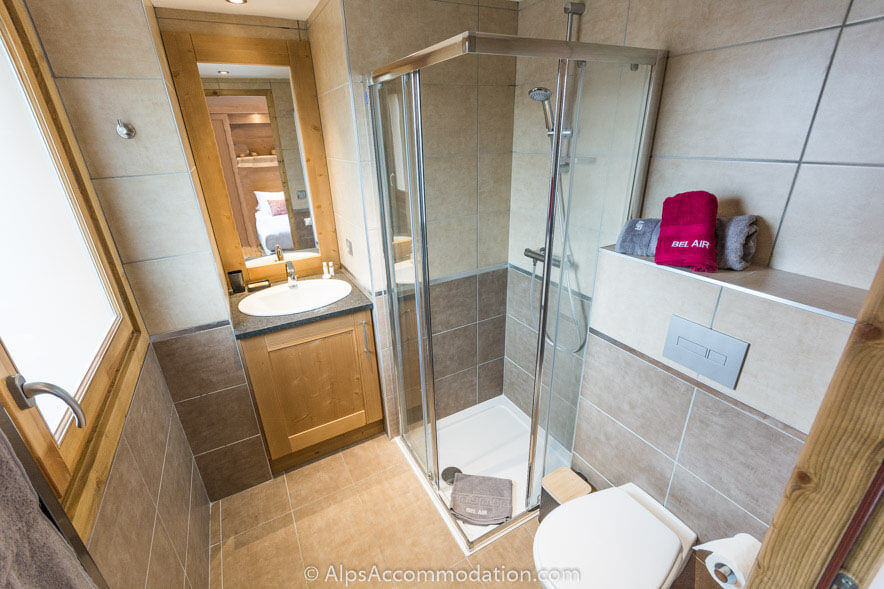Appartement Bel Air Samoëns - La chambre principale dispose de cette excellente salle de bain attenante