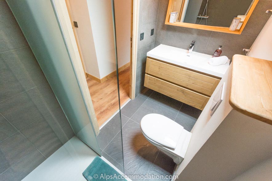 Appartement CH8 Morillon - Salle de bain attenante avec grande douche à l'italienne
