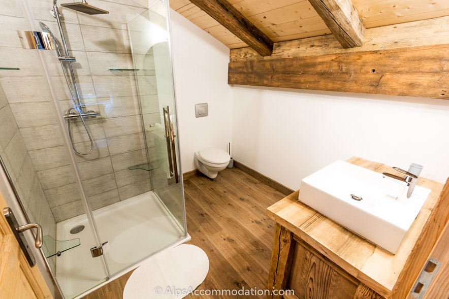 Chalet Skean-Dhu Samoëns - La salle de bain attenante de la chambre familiale comprend une grande douche